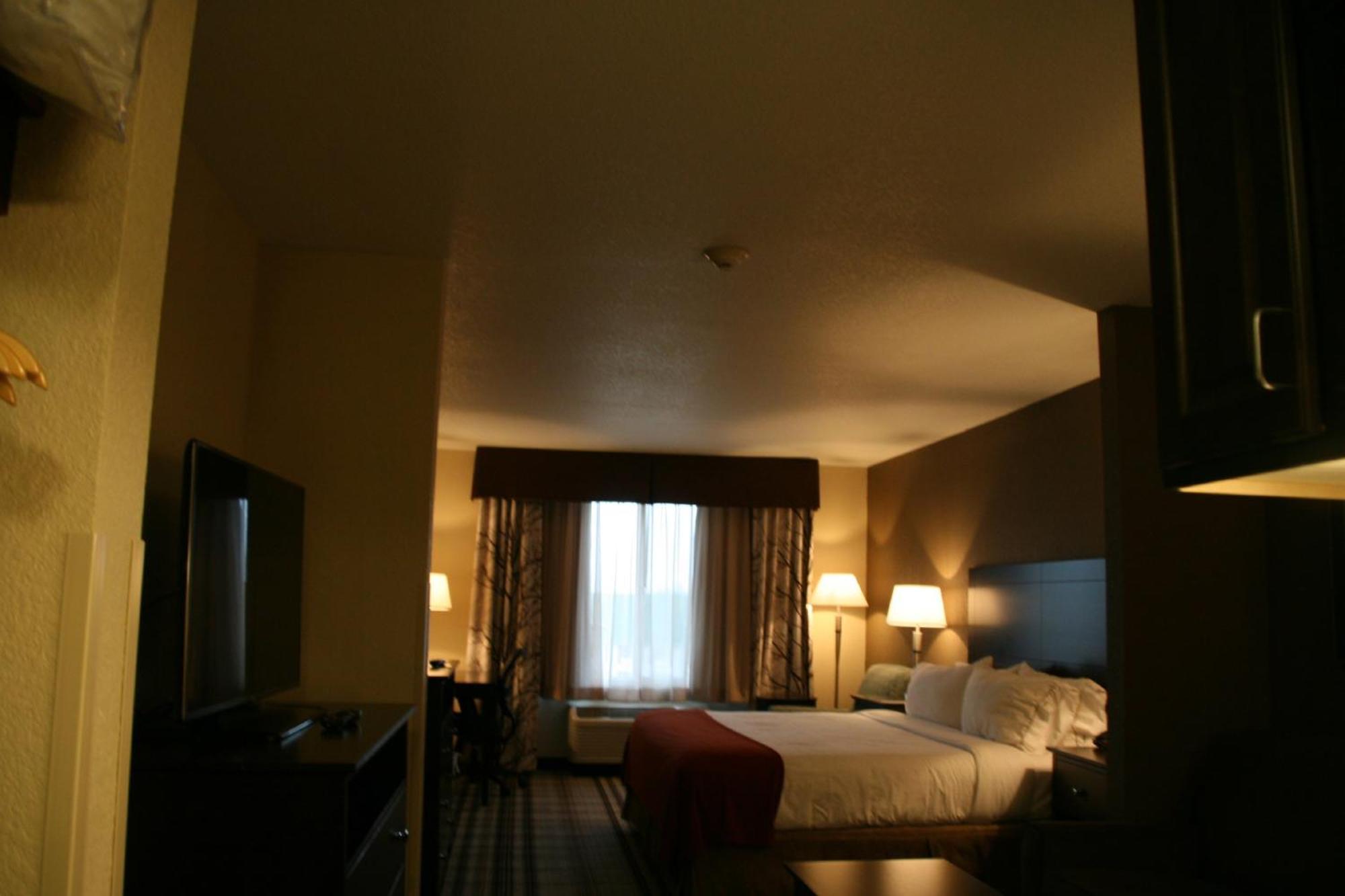 Hotel Holiday Express & By Ihg 3*