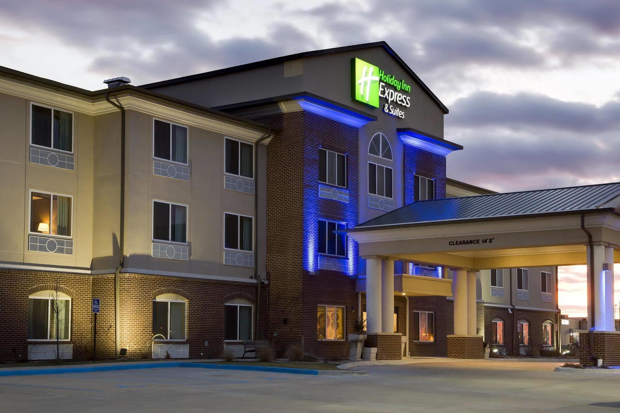 Hotel Holiday Express & By Ihg 3*