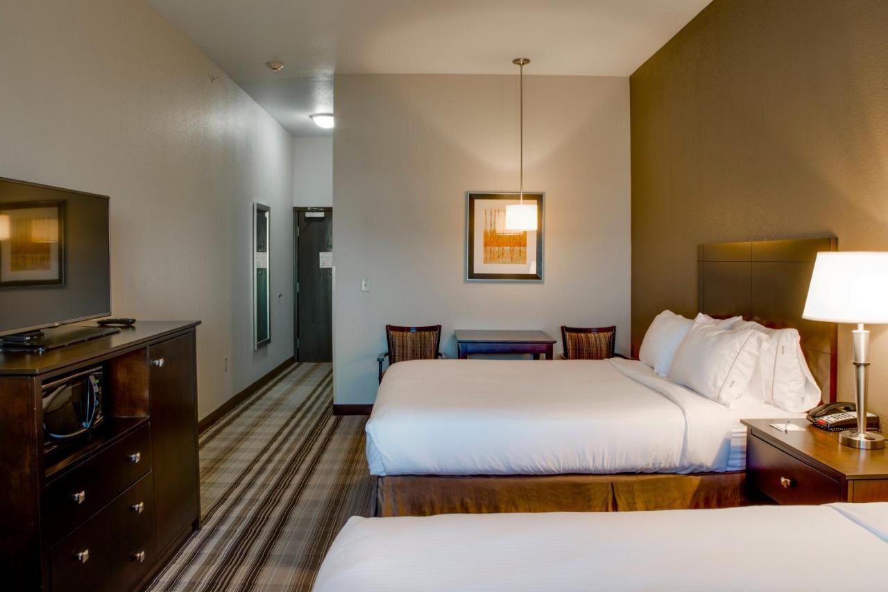 Hotel Holiday Express & By Ihg 3*